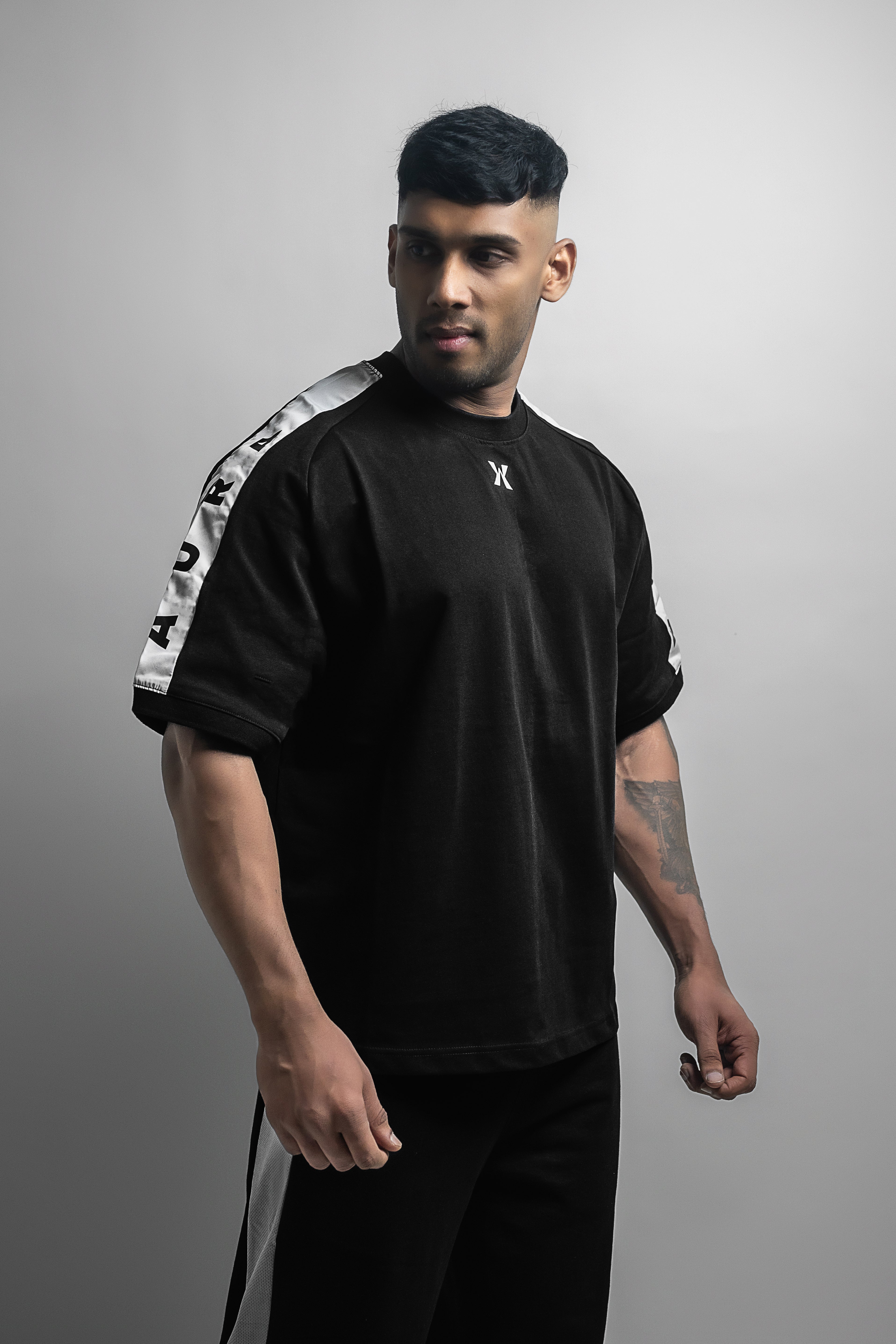 1001 -Aura Boxy Raglan Tee- JET BLACK